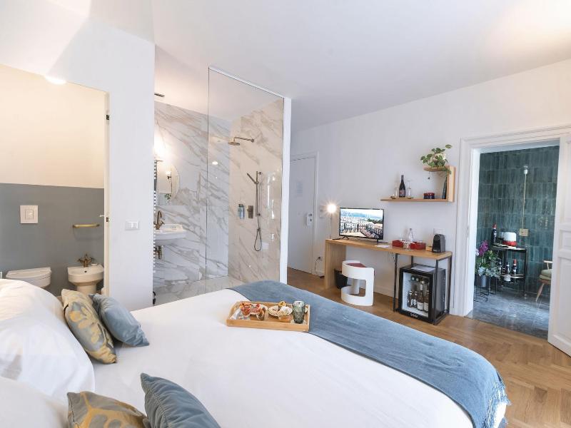 Archã¨ Design Rooms And Suites image