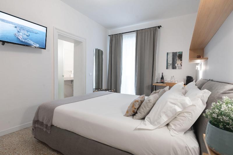 Archã¨ Design Rooms And Suites image