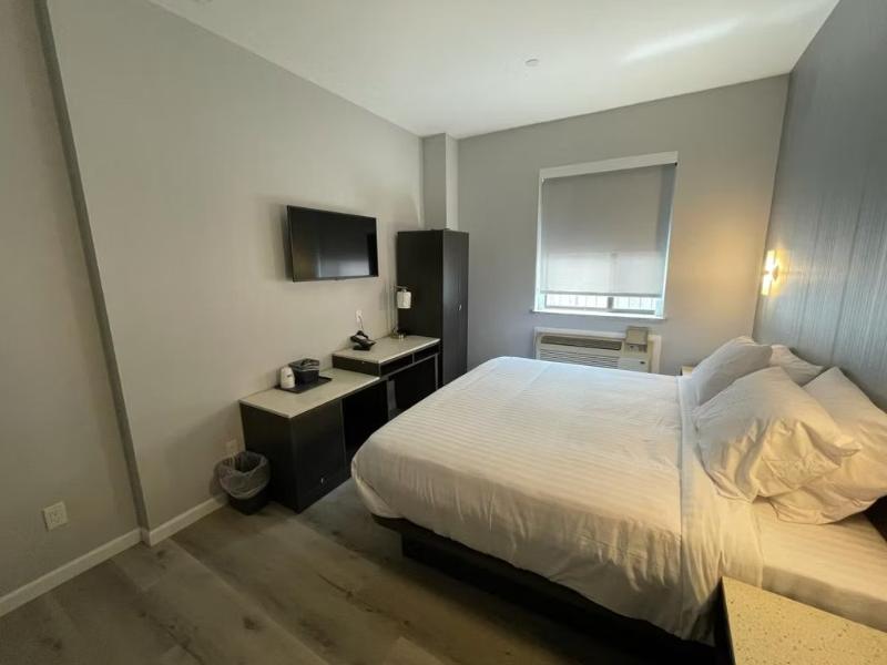 King Hotel Brooklyn Sunset Park image