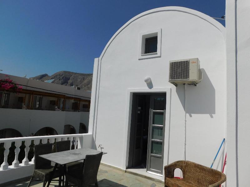 Perissa Art Villa - Kitchen & Washing Machine