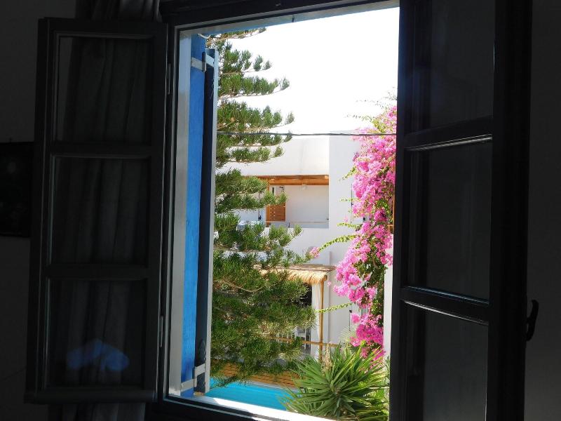 Perissa Art Villa - Kitchen & Washing Machine