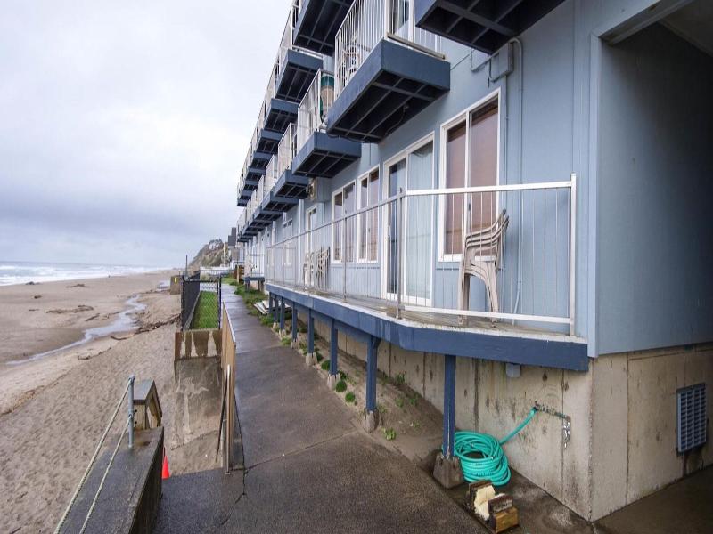 Sandcastle Beachfront Motel — photo 22