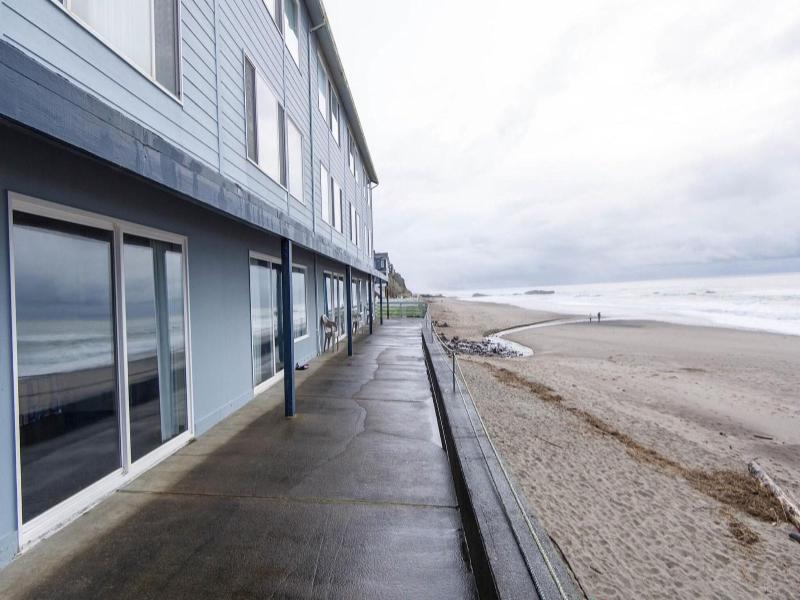 Sandcastle Beachfront Motel — photo 23