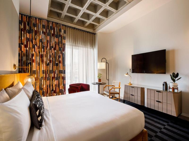 Hotel Indy Indianapolis A Tribute Portfolio Hote image