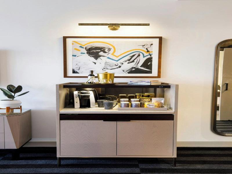 Hotel Indy Indianapolis A Tribute Portfolio Hote image