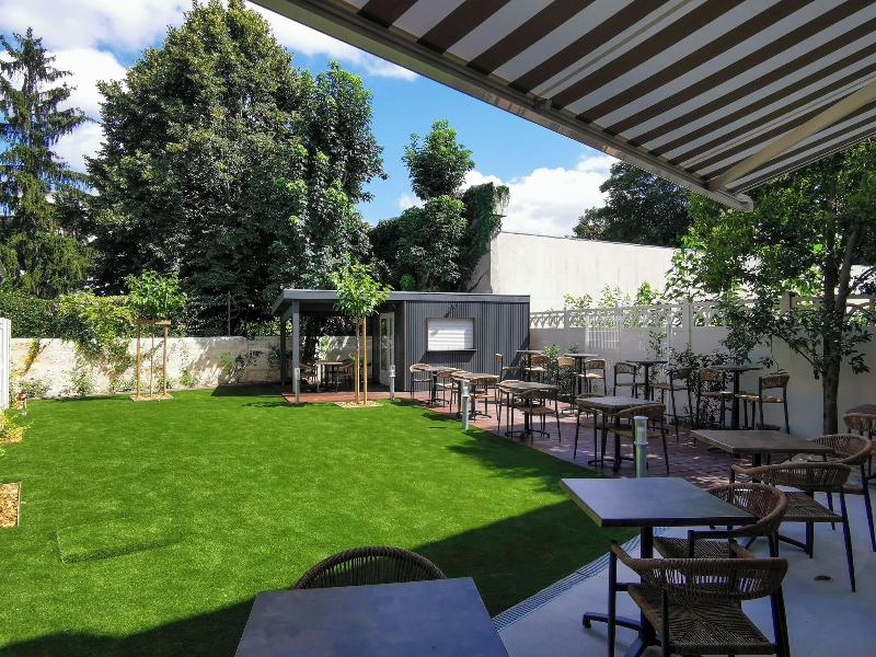 Bloom Hostel Bar Garden image