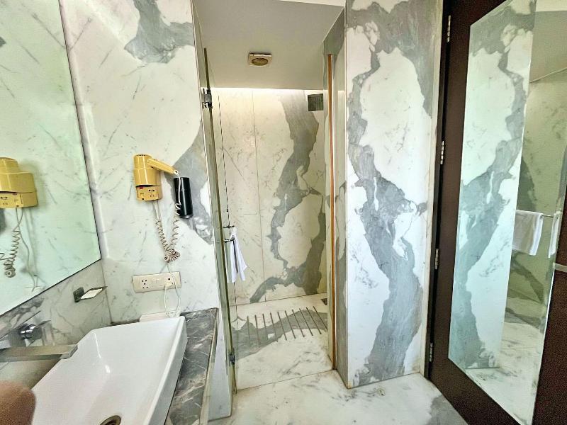 Amber Inn By Orion Hotels image