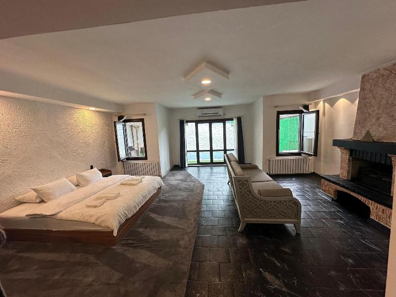 Mavilla Hotel image