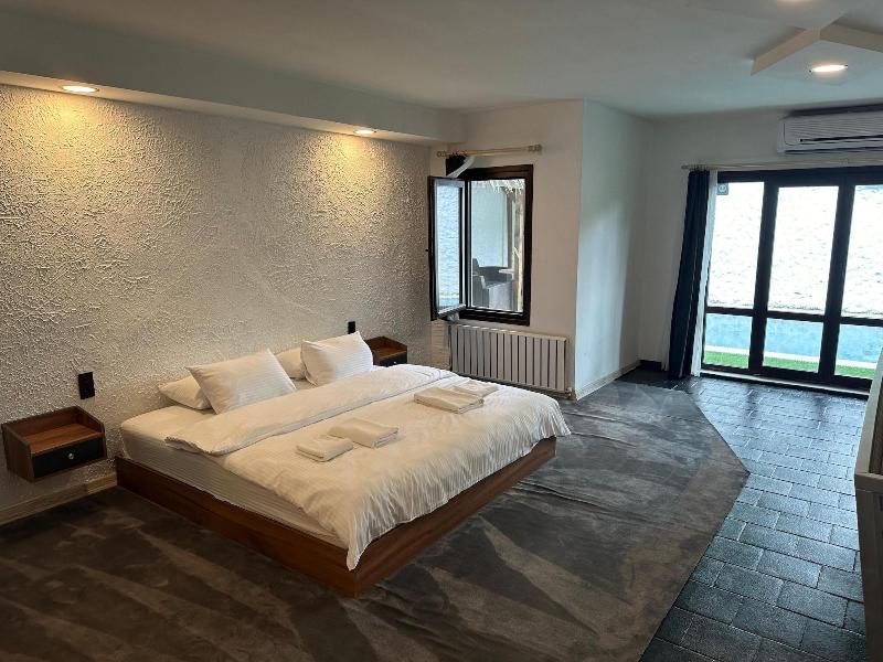 Mavilla Hotel image
