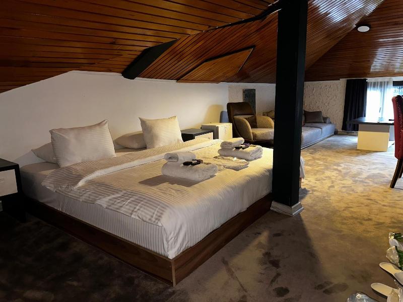 Mavilla Hotel image