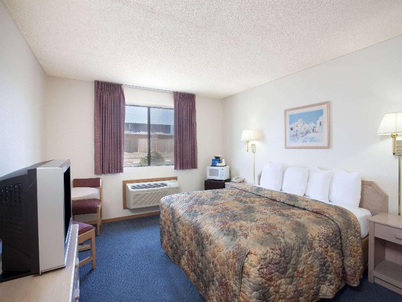 Super 8 by Wyndham Yuma image