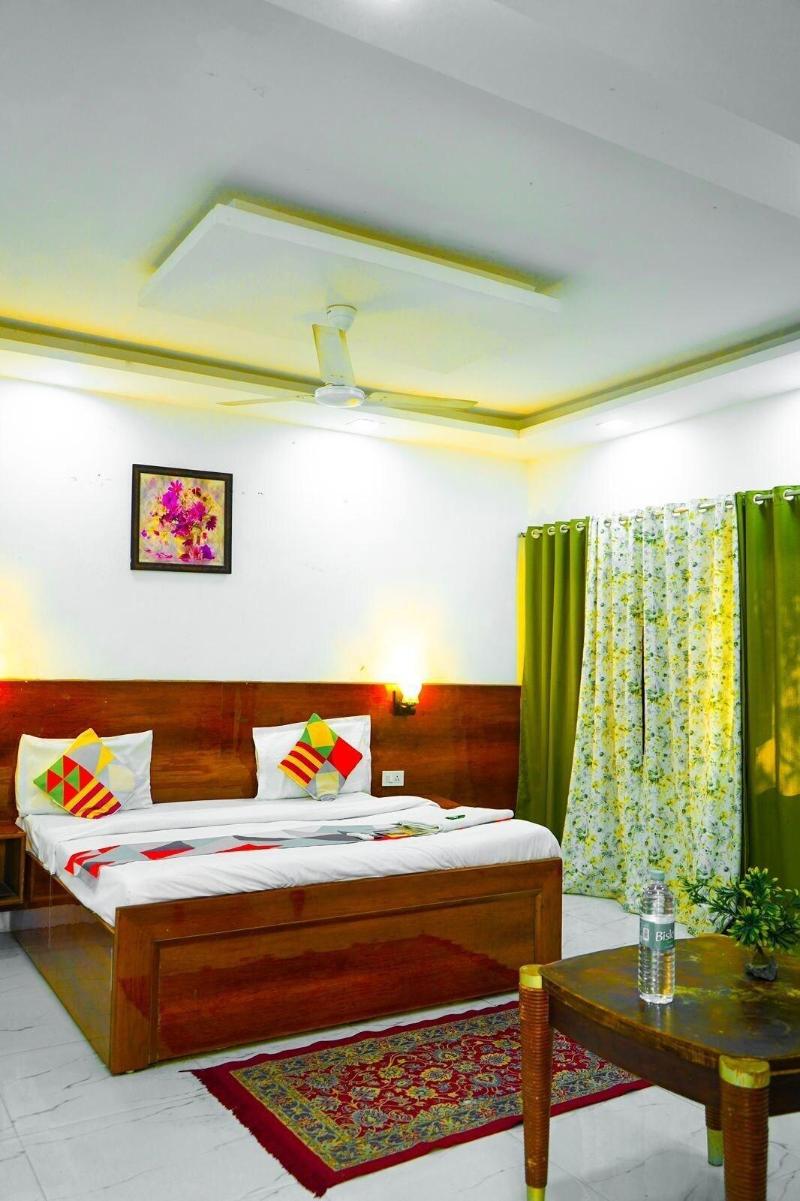 Roomshala 089 Green Palace image