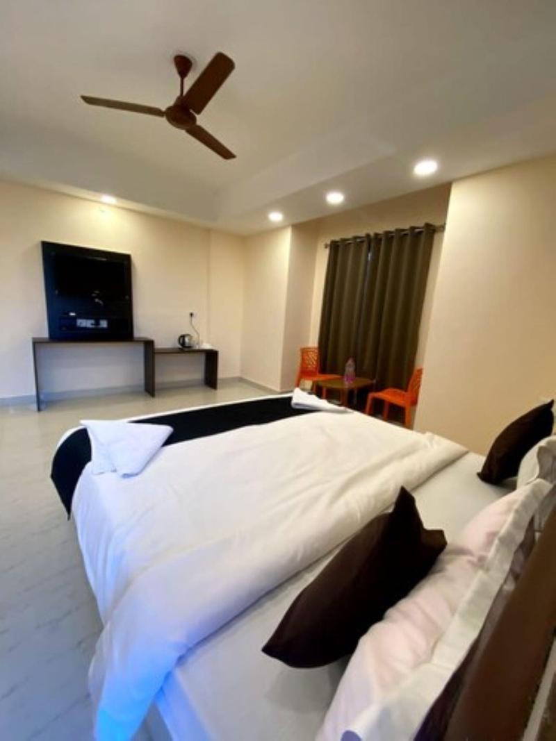 Goroomgo Grand Resort Puri image