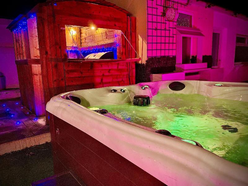 Captivating 4-bed Hot Tub House In Blackpool — main photo