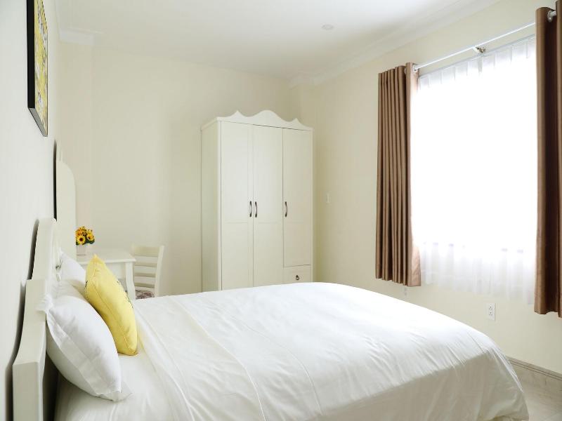 Thanh Vinh Hotel and Apartments image