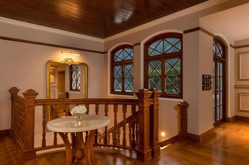 The Bellwood Manor image
