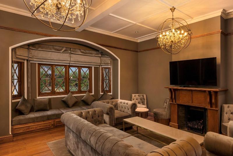The Bellwood Manor image
