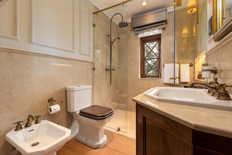 The Bellwood Manor image