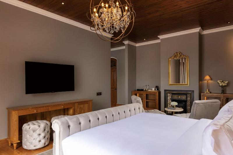 The Bellwood Manor image