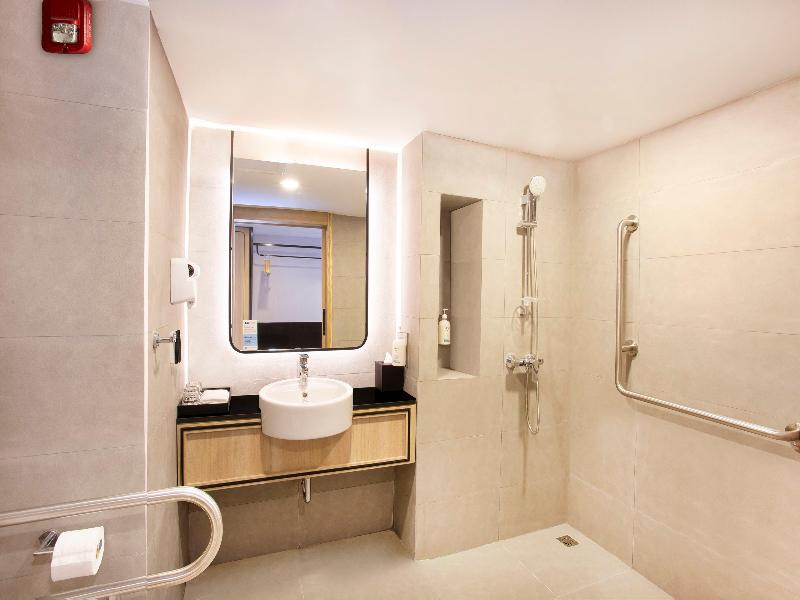 Holiday Inn Express and Suites Bangkok Central Pie image