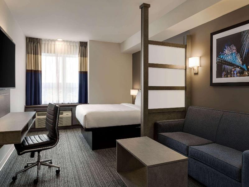 SUITE BUSINESS QUEEN BED