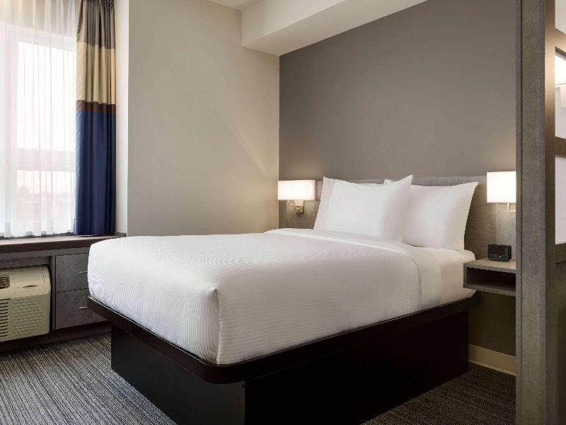 SUITE BUSINESS QUEEN BED
