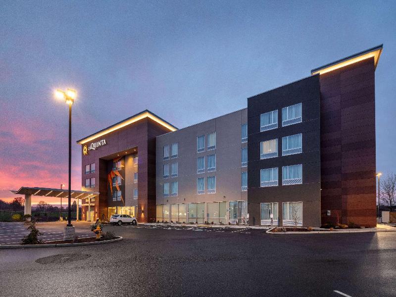 La Quinta Inn & Suites By Wyndham Centralia image
