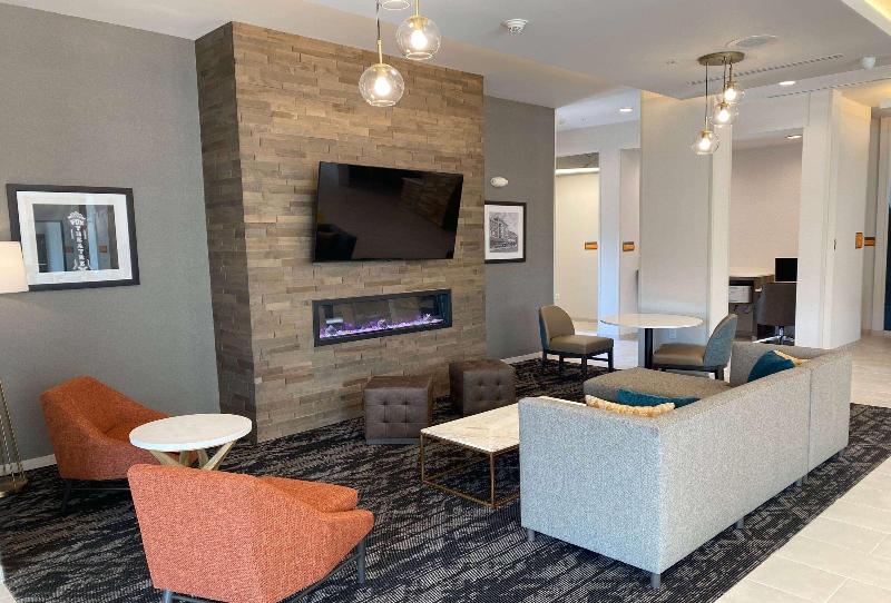 La Quinta Inn & Suites By Wyndham Centralia image