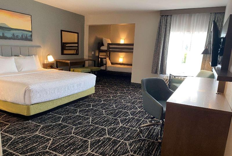 La Quinta Inn & Suites By Wyndham Centralia image