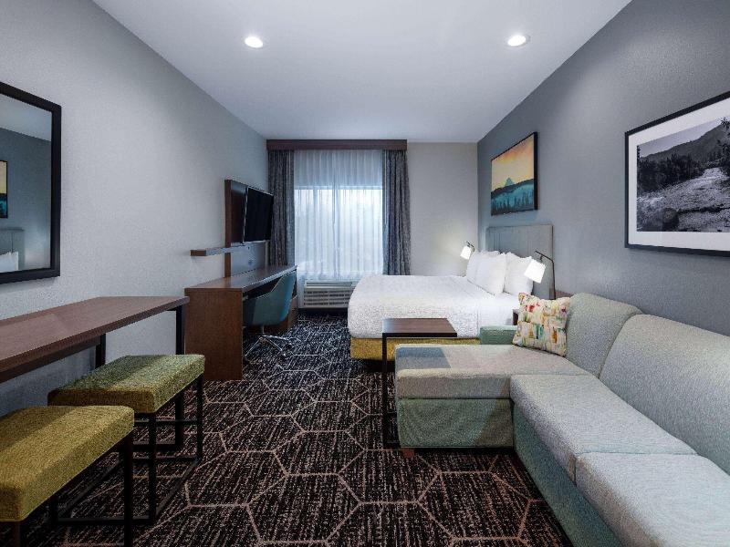 La Quinta Inn & Suites By Wyndham Centralia image