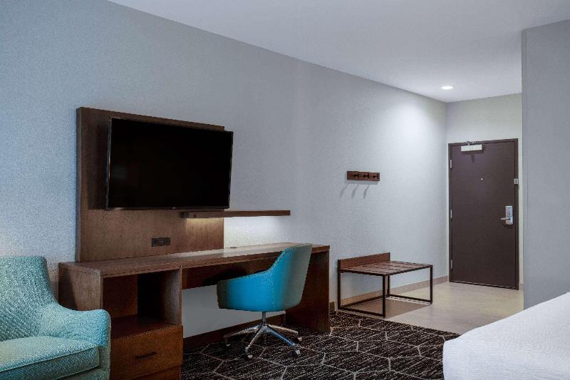 La Quinta Inn & Suites By Wyndham Centralia image