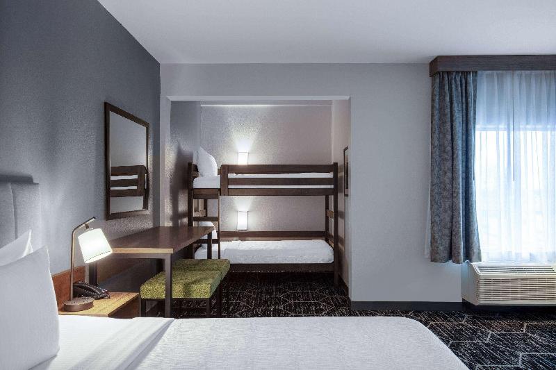 La Quinta Inn & Suites By Wyndham Centralia image