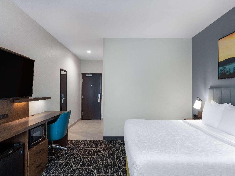 La Quinta Inn & Suites By Wyndham Centralia image