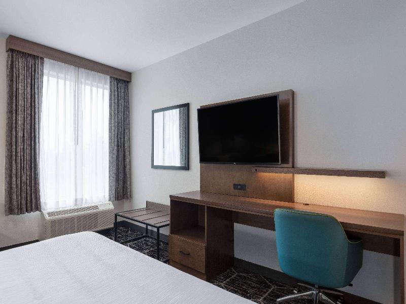La Quinta Inn & Suites By Wyndham Centralia image
