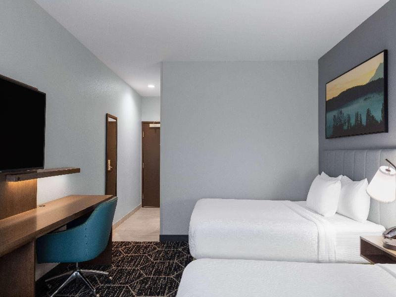 La Quinta Inn & Suites By Wyndham Centralia image