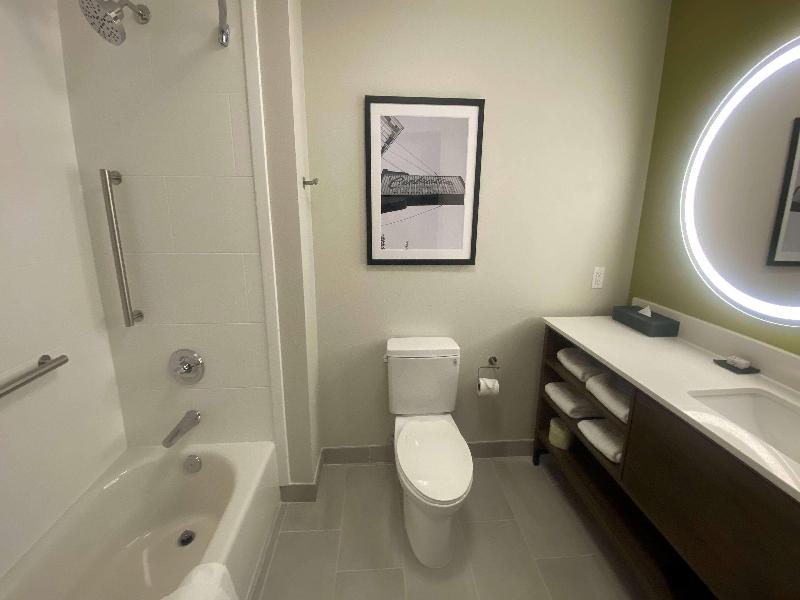 La Quinta Inn & Suites By Wyndham Centralia image