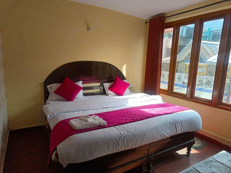 Goroomgo Chand Regency Nainital image