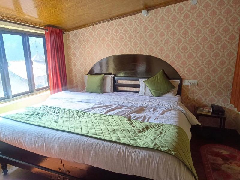 Goroomgo Chand Regency Nainital image