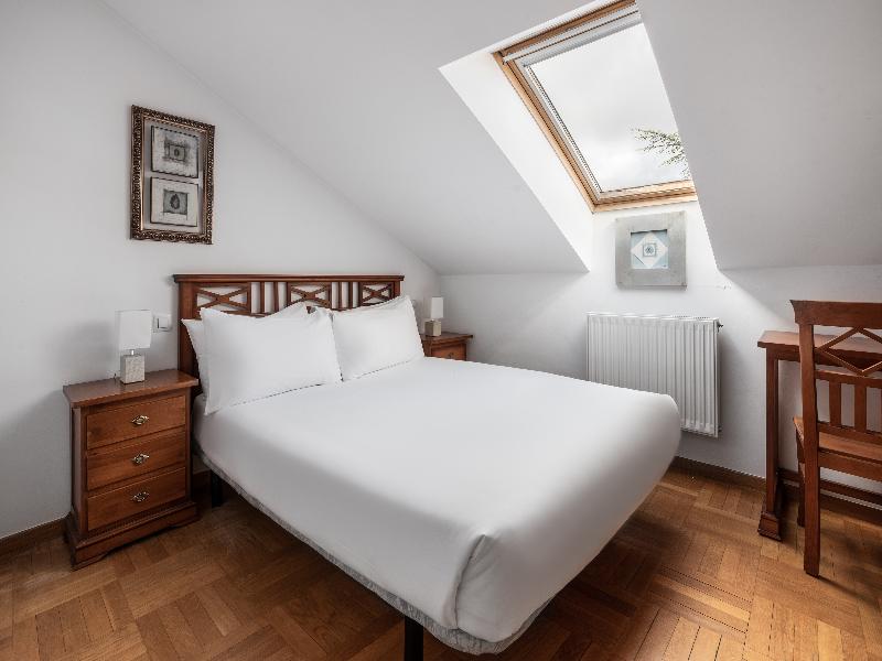Apartamentos El Cid image