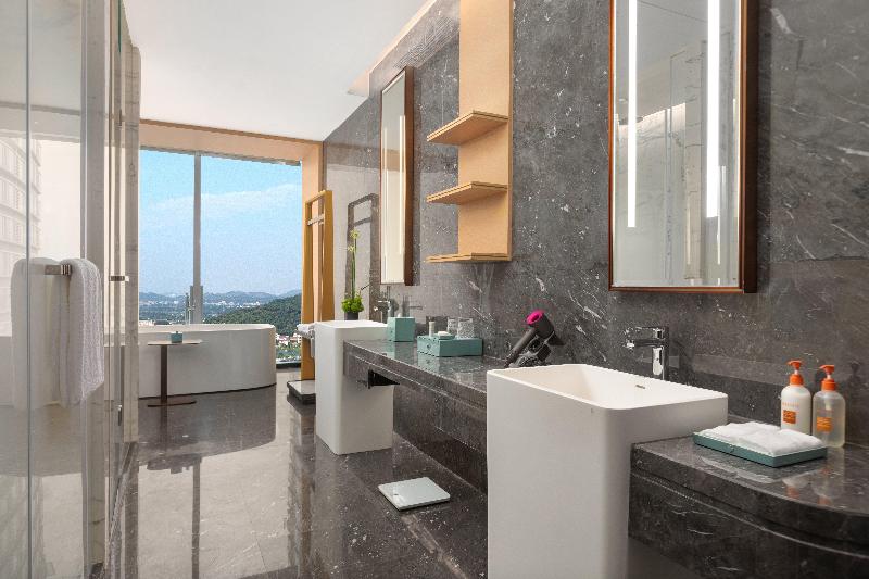 Crowne Plaza Jiangmen Binjiang image