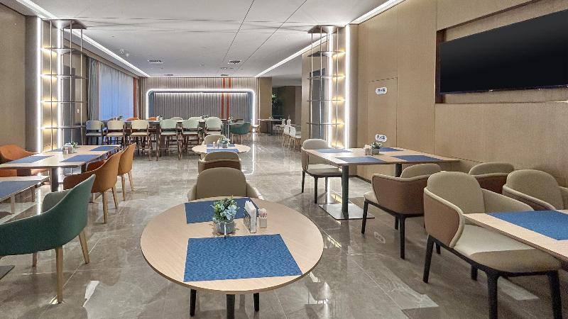 Holiday Inn Express Dandong City Center image