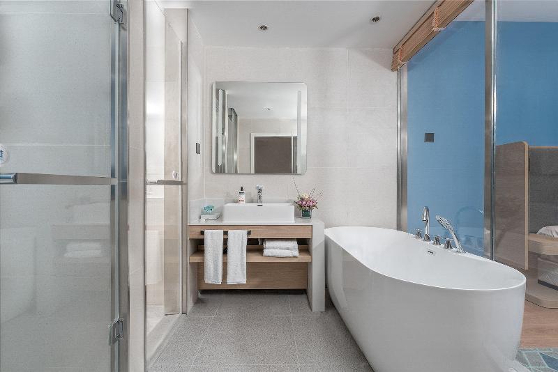 Holiday Inn Express Dandong City Center image