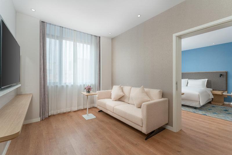 Holiday Inn Express Dandong City Center image