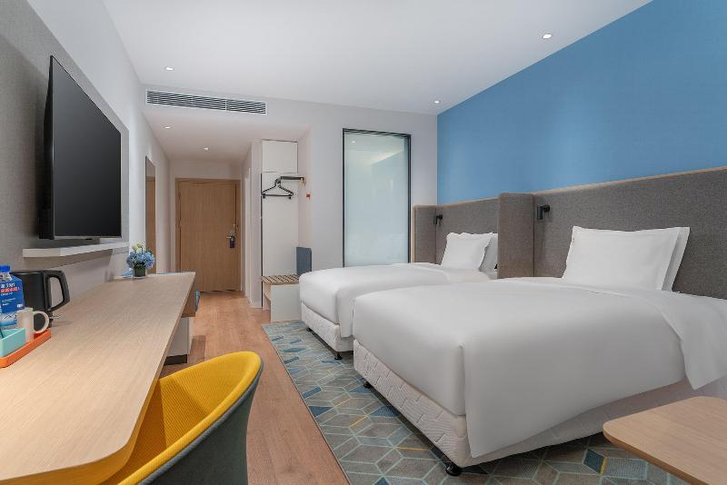 Holiday Inn Express Dandong City Center image