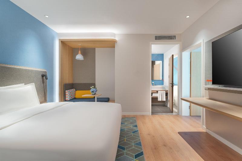 Holiday Inn Express Dandong City Center image