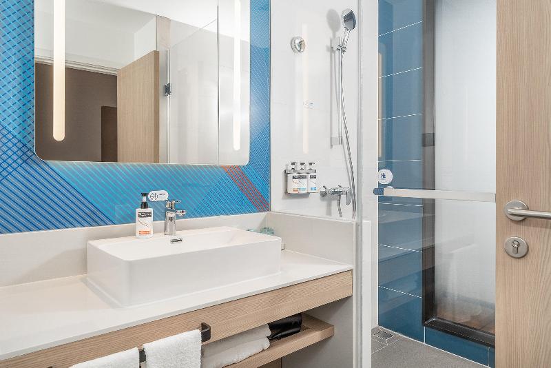 Holiday Inn Express Dandong City Center image