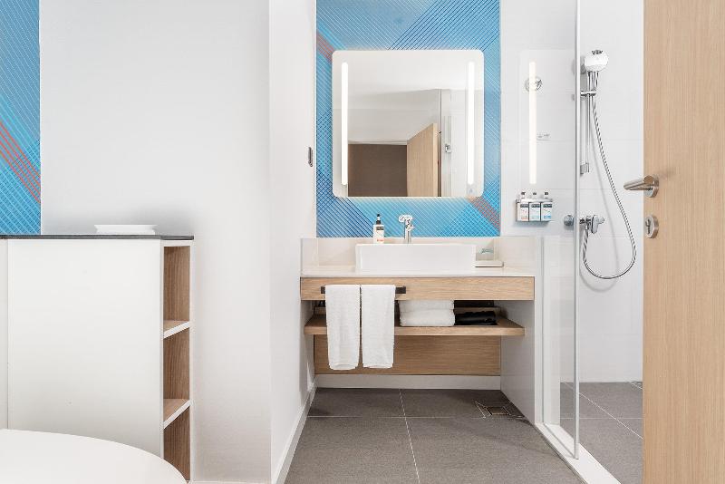Holiday Inn Express Dandong City Center image