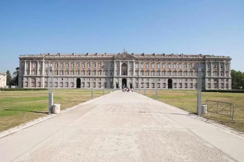 Caserta Deluxe Bis image