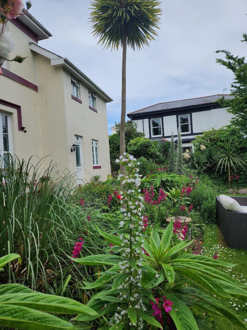 Rose Court Holiday Apartments image