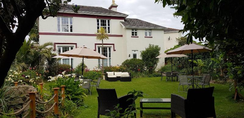 Rose Court Holiday Apartments image